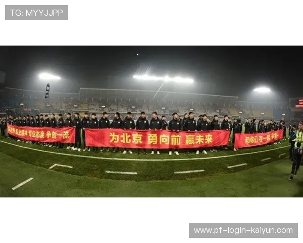 球迷用无人机投递横幅到场内,要求老板下课 球迷用无人机投递横幅到场内,要求老板下课